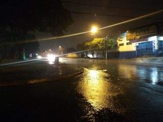 Apesar de intensa, chuva desta noite não causou transtornos pela cidade. (Foto: Helio de Freitas) 