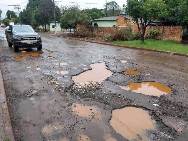 Ap&oacute;s criticar servi&ccedil;o &ldquo;mal feito&rdquo;, prefeitura vai tapar buraco com massa fria