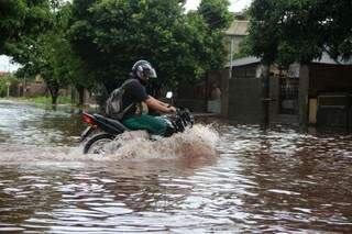 Chuvas fortes devem atingir todas as áreas do Estado, provocando alagamentos. (Foto:Arquivo/Alcides Neto)