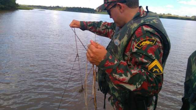 Opera&ccedil;&atilde;o Tiradentes flagra 25 pessoas em pesca proibida nos rios de MS