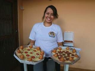 Gyovanna mostra duas criações, as pizzas com borda de coxinha de frango. (Fotos: Alcides Neto)