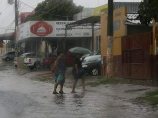 Chuva forte começou por volta das 13h e alagou ruas da Capital. (Foto: Marcos Ermínio)