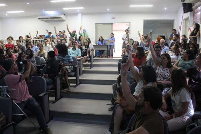 Greve geral garante 2&ordf; &#039;semana do saco cheio&rsquo; para 400 mil estudantes