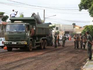 Militares trabalham na Rua Guia Lopes da Laguna. (Foto: Marcos Ermínio).