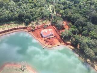 Imagem aérea de lago formado pelo desvio da água. (Foto: Ângelo Rabelo).