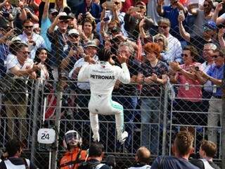 Lewis Hamilton celebra com a torcida a pole position em Monte Carlo (Foto: Fórmula 1/Divulgação)