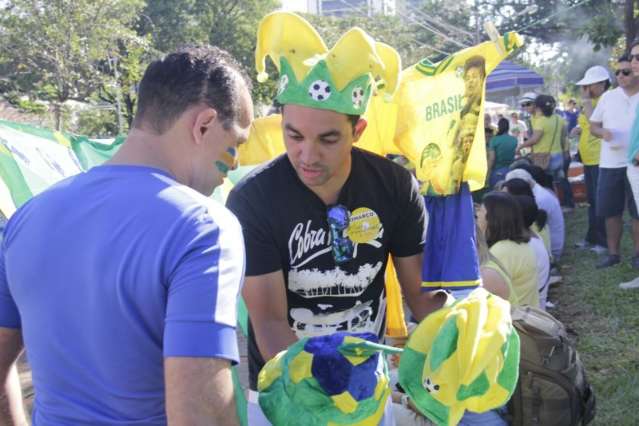 De bandeira a espetinho, protesto &eacute; chance para complementar renda 