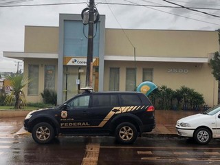 Viatura da PF em frente à agência dos Correios em Maracaju (Foto: Hosana de Lourdes/Tudo do MS)
