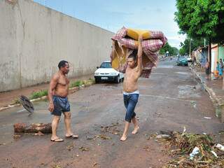 Na quarta-feira, moradores voltaram a sofrer com alagamentos na Nha-Nhá (Foto: João Garrigó)