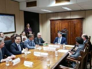 Ministro (ao centro) garantiu licitação de projeto técnico para trecho da rota bioceânica ainda neste ano. (Foto: Edson Leal/Subcom/Divulgação)