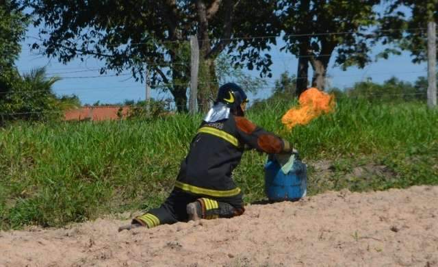 Crian&ccedil;a de cinco anos coloca fogo em botij&atilde;o de g&aacute;s enquanto brincava com irm&atilde;o