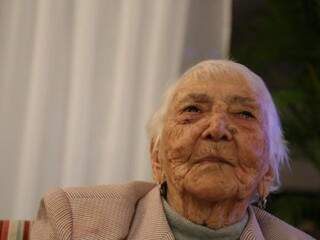 Em abril, dona Angelina completou 105 anos confirmados na Certidão de Nascimento. (Foto: Alcides Neto)
