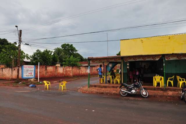 Tarde de chuva tem &aacute;rvores ca&iacute;das e fio rompido pegando fogo