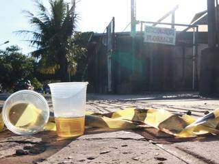 Restos de cerveja e material deixado pela perícia na cena do crime (Foto: Henrique Kawaminami)