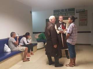 Padre dá aconselhamento religioso para mãe do menino (Foto: Mirian Machado)