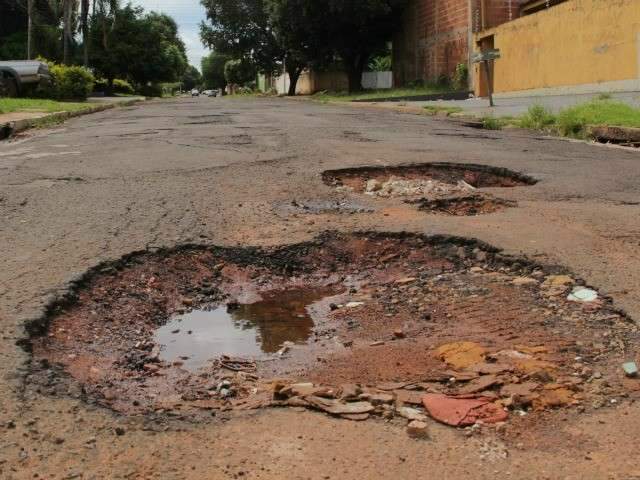 Desviar de buracos da Bandeirantes em ruas paralelas pode ser m&aacute; ideia