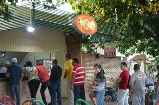 Pessoas fazem fila para comprar chipa no bairro Tiradentes. (Foto: Vanessa Tamires)