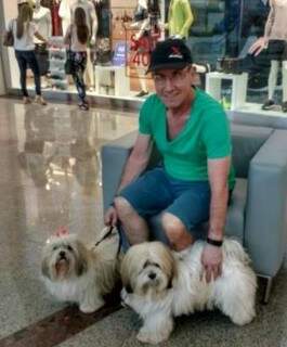Eurípedes e seus dois pets, relaxando no Shopping Bosque dos Ipês (Foto: Osvaldo Júnior)