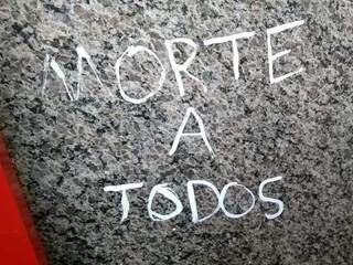 Parede do banheiro de escola com frase em tom de ameaça (Foto: Acácio Gomes/Nova News)