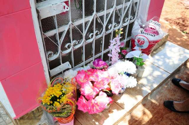 Fi&eacute;is voltam ao t&uacute;mulo de menina de 7 anos em busca de milagres