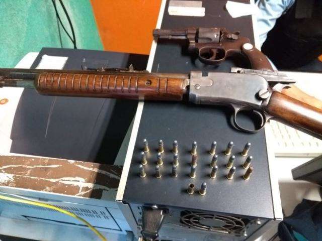 Idoso de 60 anos &eacute; flagrado com armas e muni&ccedil;&otilde;es irregulares na MS-010