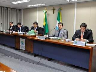 Deputados Gerson Claro (PP), Renato Câmara (MDB), Lídio Lopes (Patri), Marçal Filho (PSDB) João Henrique Catan (PR), durante sessão da CCJR (Foto: Luciana Nassar/ALMS)
