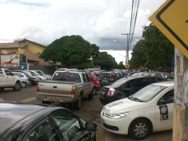  Leitor reclama de fila dupla em frente &agrave; escola na Rua Pernambuco