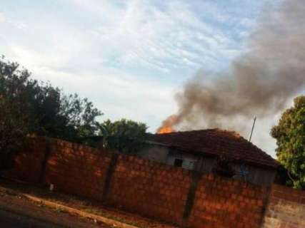 Após acender cigarro, morador dá início a incêndio que destruiu casa 
