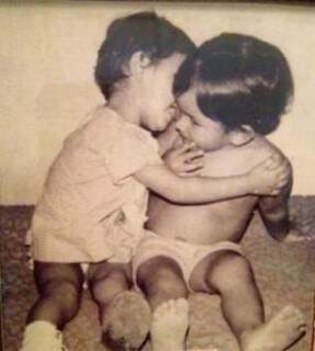 Aos 2 anos, Débora dá um beijo no rosto de Marcelo. (Foto: Arquivo Pessoal)