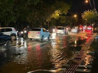 Na Joarquim Murtinho, água acumulou na pista em horário de movimento intenso. (Foto: Direto das Ruas)
