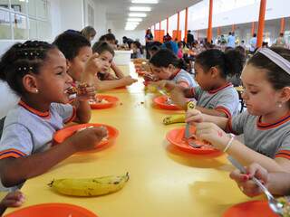 Crianças almoçam na escola em tempo integral. (Foto: João Garrigó)