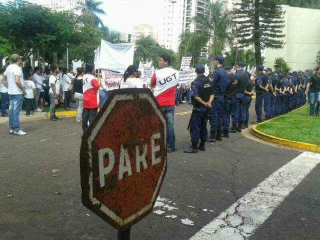 Agentes protestam e Bernal p&otilde;e "tropa de choque" na Prefeitura