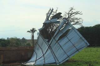 Talha com telha de zinco foi completamente arrancado pelo vento (Foto: Marina Pacheco)
