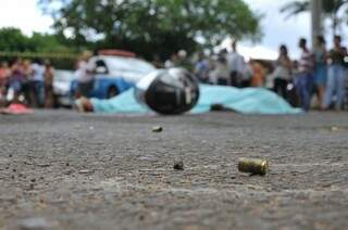Projeteis do revólver ficaram espalhados no local do crime (Foto: Alcides Neto)