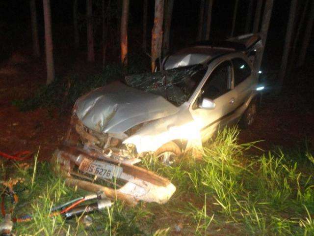 Rapaz morre depois de perder o controle da dire&ccedil;&atilde;o e bater em eucalipto