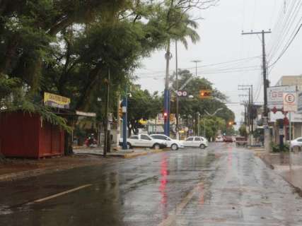 Cidade tem manhã chuvosa, mas volume continua abaixo da média