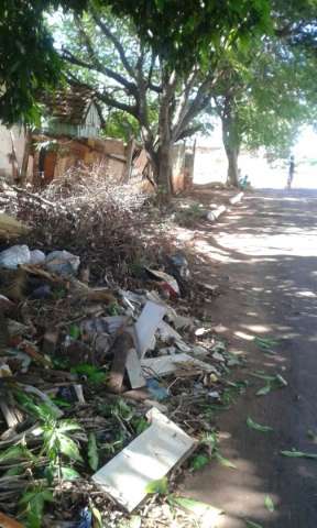 Moradores reclamam de sujeira e falta de seguran&ccedil;a em sess&atilde;o comunit&aacute;ria