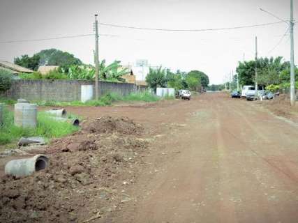 Prefeitura retoma obras de pavimentação paradas há seis meses em dois bairros