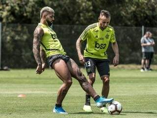 Gabriel e Rafinha brincam com a bola durante treino em Viamão (Foto: Alexandre Vidal/Flamengo)