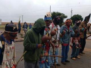 Índios que bloqueiam a BR-163 nesta quarta-feira no município de Caarapó (Foto: Adalberto Domingos)