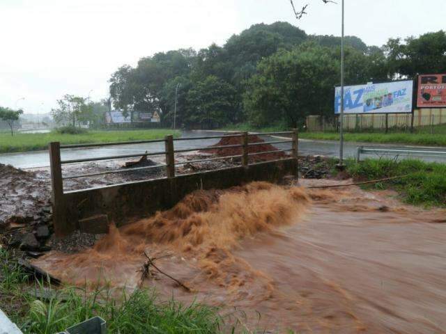 Em poucos minutos, chuva aumenta n&iacute;veis dos c&oacute;rregos Prosa e Segredo