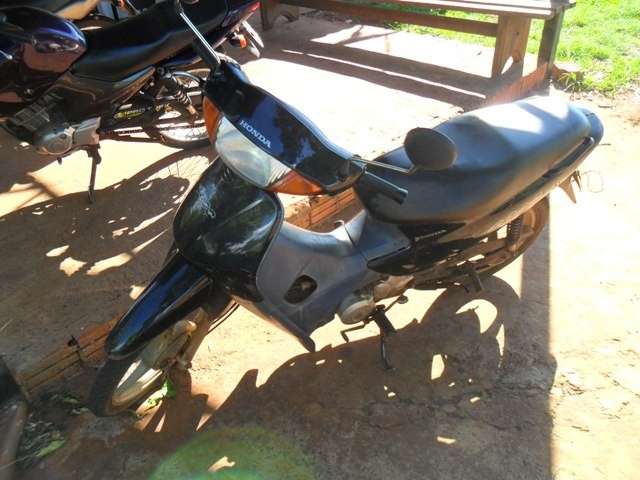 Dono n&atilde;o d&aacute; falta, mas pol&iacute;cia recupera moto furtada por adolescente
