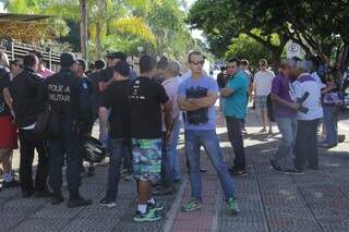 Policiais Civil e Miliar protestaram hoje de manhã em frente ao Fórum contra prisão de PMs. (Foto: Marcos Ermínio) 