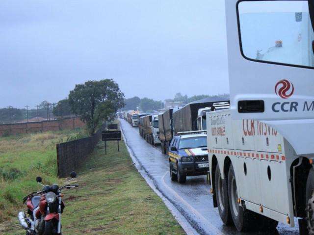 Carretas batem e motorista morre em viaduto na sa&iacute;da para Tr&ecirc;s Lagoas