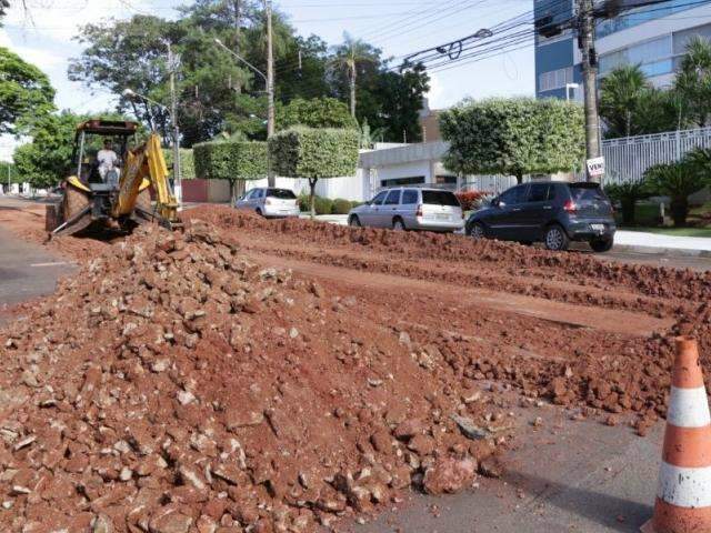 Obras pluviais interditam trecho da Rua da Paz no Jardim dos Estados 