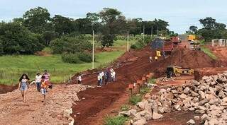 Desvio com cerca de 1 km foi construído para motoristas transitarem pelo trecho durante obras na MS-338. (Foto: Divulgação/Agesul)