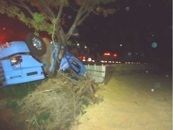 Motorista morre ao tombar carreta carregada de milho na MS-480 