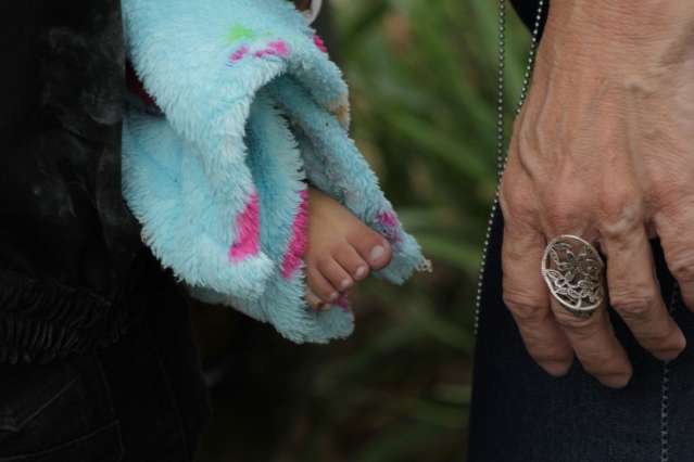 Beb&ecirc; morre ao dormir com cinco irm&atilde;os e a m&atilde;e em cama improvisada