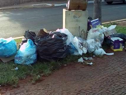 Lixo acumulado desconvida ao passeio pela Orla Morena 