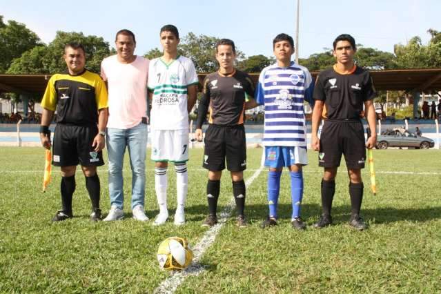 Prefeitura organiza campeonato infantil, e Muller d&aacute; o pontap&eacute; inicial